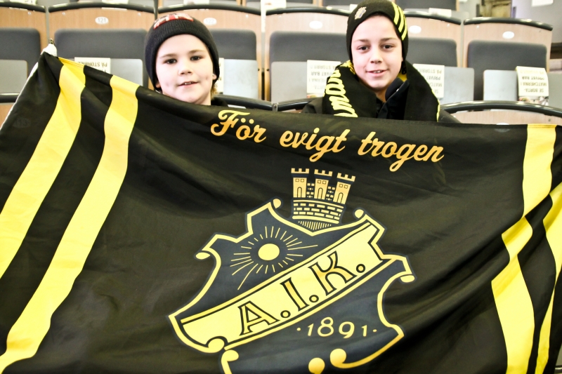 2562071-unga-aik-supporters-med-flagga (1)